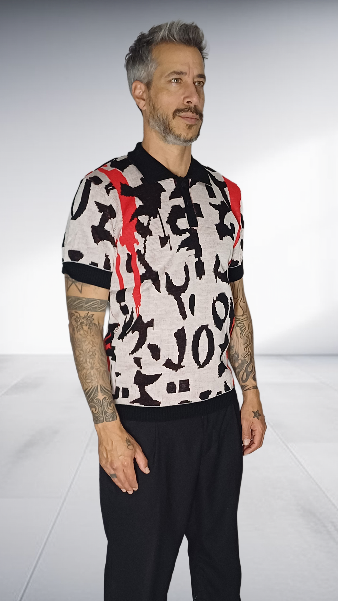 Jozsy Abstract Print Knit Golf Shirt with Red Stripes - Grey & Black