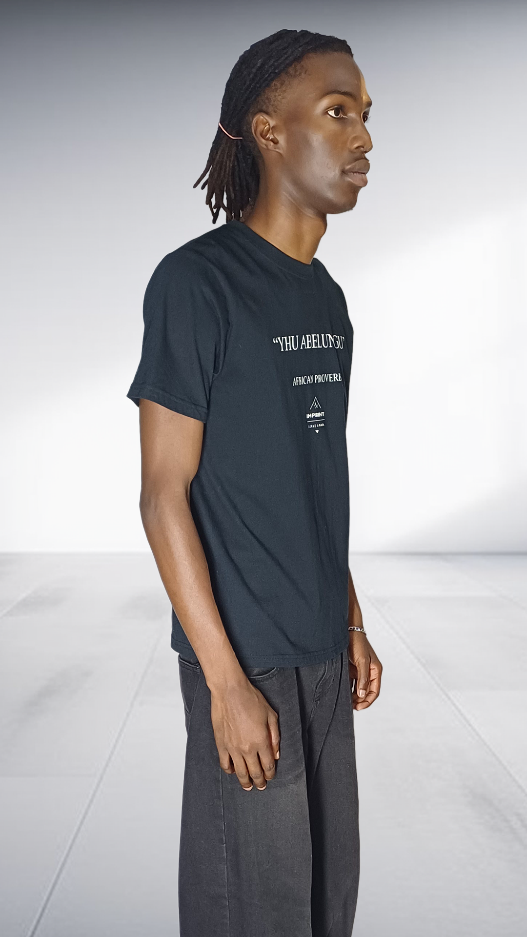 Imprint 'Yhu Abelungu' African Proverb T-Shirt - Black