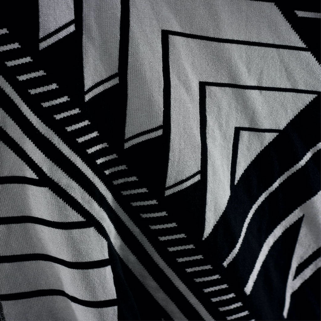 ZZG5420 Grey Black Chevron Poncho