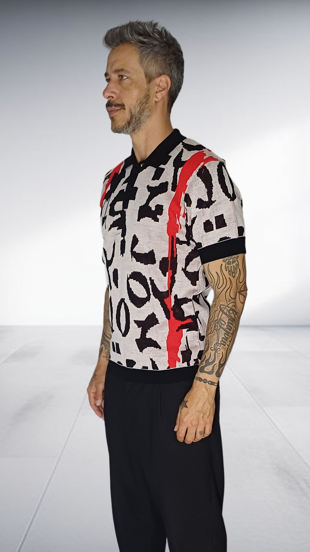 Jozsy Abstract Print Knit Golf Shirt with Red Stripes - Grey & Black