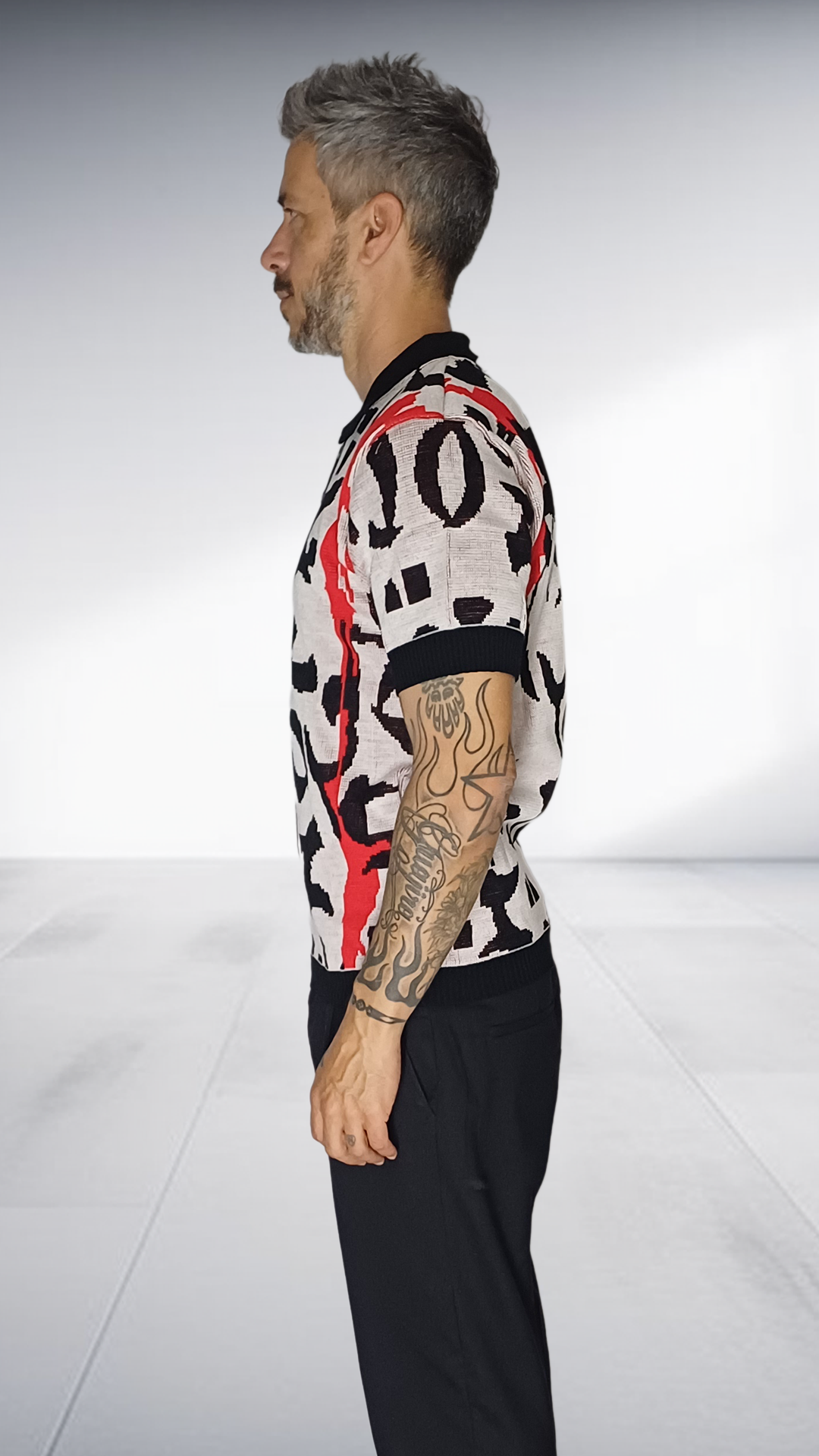 Jozsy Abstract Print Knit Golf Shirt with Red Stripes - Grey & Black