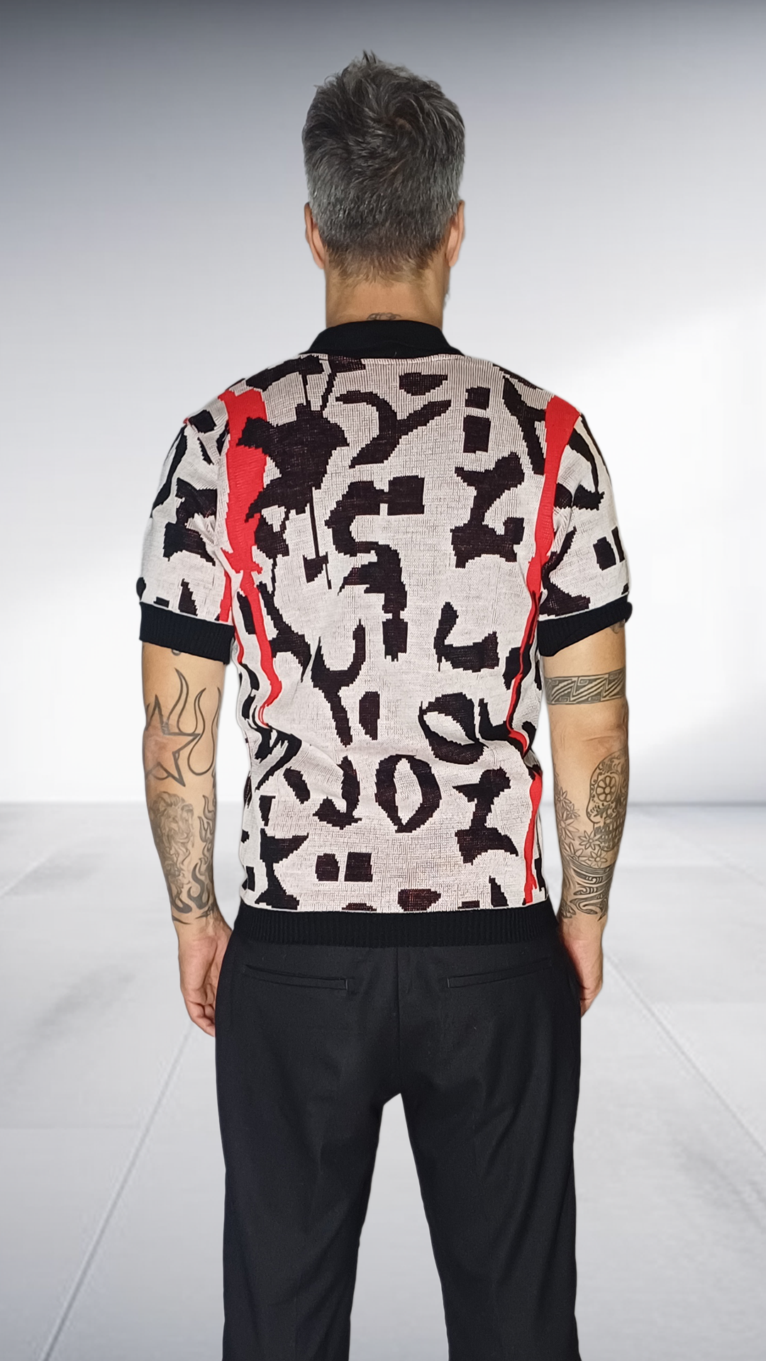 Jozsy Abstract Print Knit Golf Shirt with Red Stripes - Grey & Black