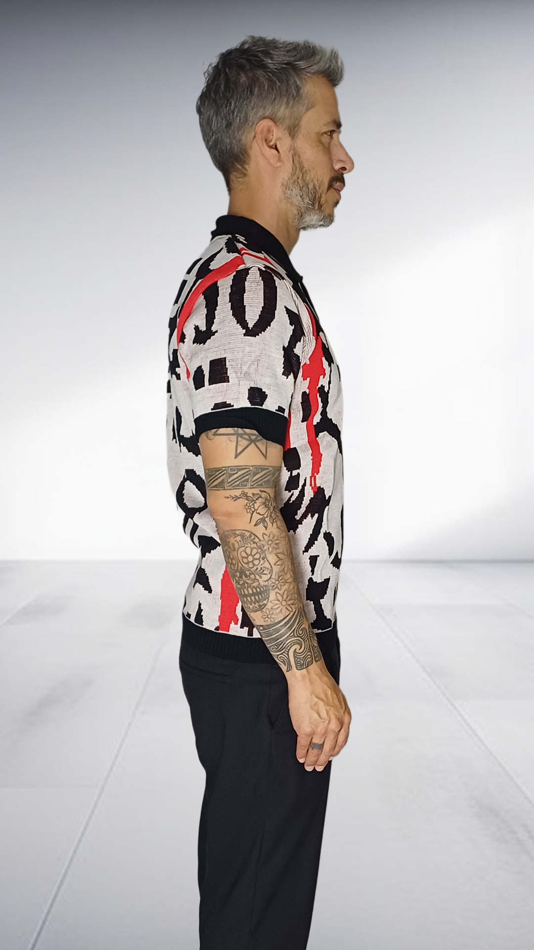 Jozsy Abstract Print Knit Golf Shirt with Red Stripes - Grey & Black