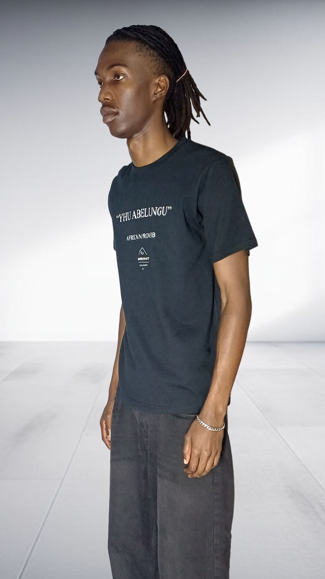 Imprint 'Yhu Abelungu' African Proverb T-Shirt - Black